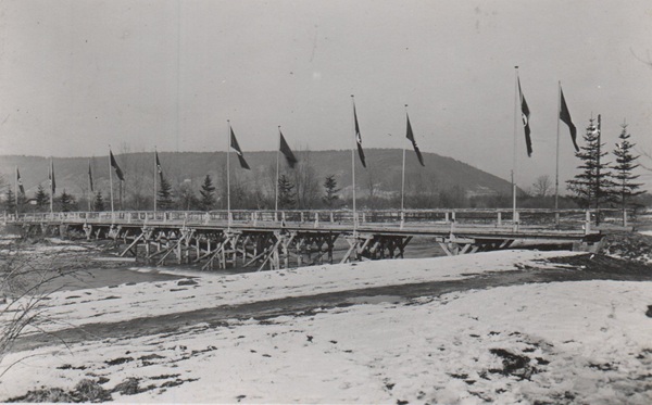 Die 1940 fertiggestellte und mit Flaggen geschmückte Pionierbrücke über die Ahr Die 1940 fertiggestellte und mit Flaggen geschmückte Pionierbrücke über die Ahr