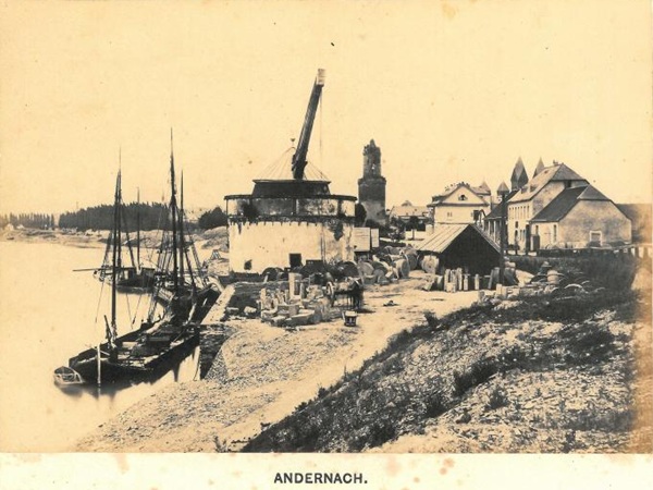 Fotografie des Alten Krahnen mit Umgebung, Andernach 1863 Fotografie des Alten Krahnen mit Umgebung, Andernach 1863